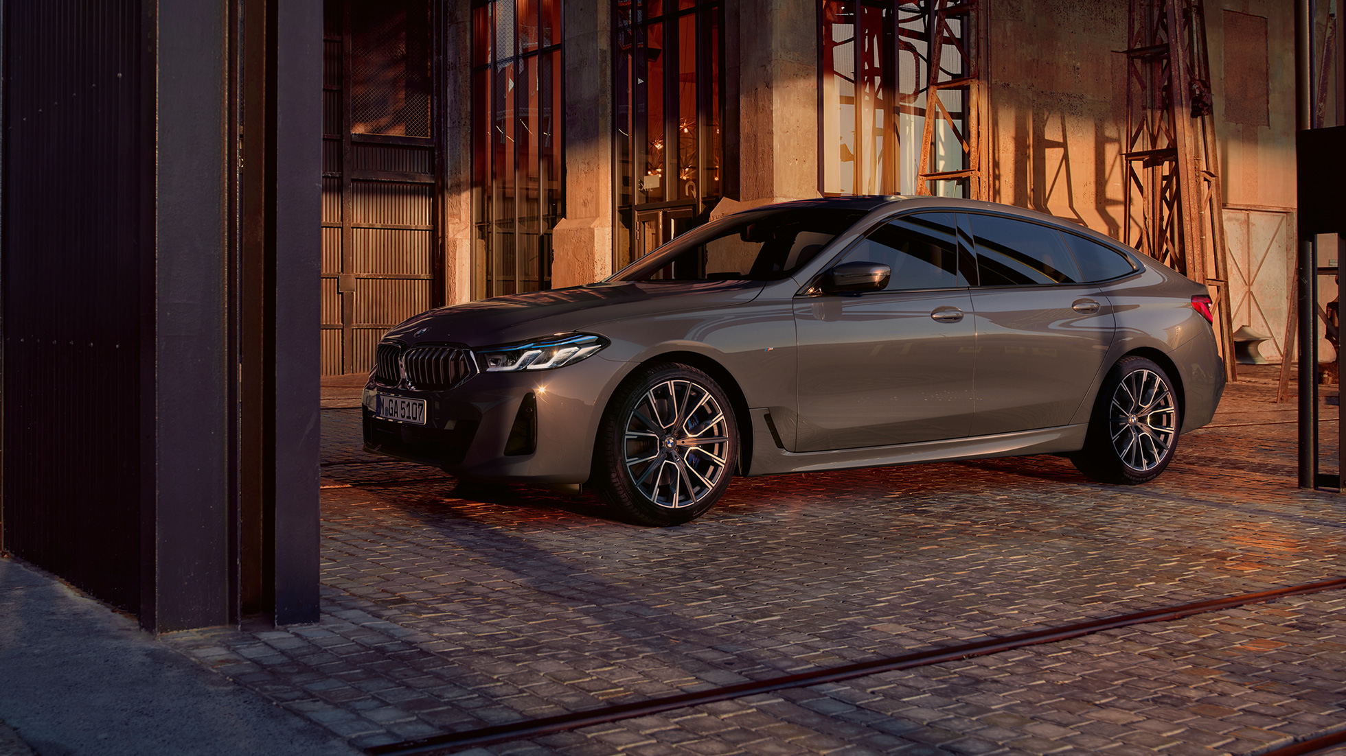Sylwetka BMW serii 6 Gran Turismo G32 2020 BMW serii 6 Gran Turismo 640i xDrive G32 2020, szary Bernina, widok z boku