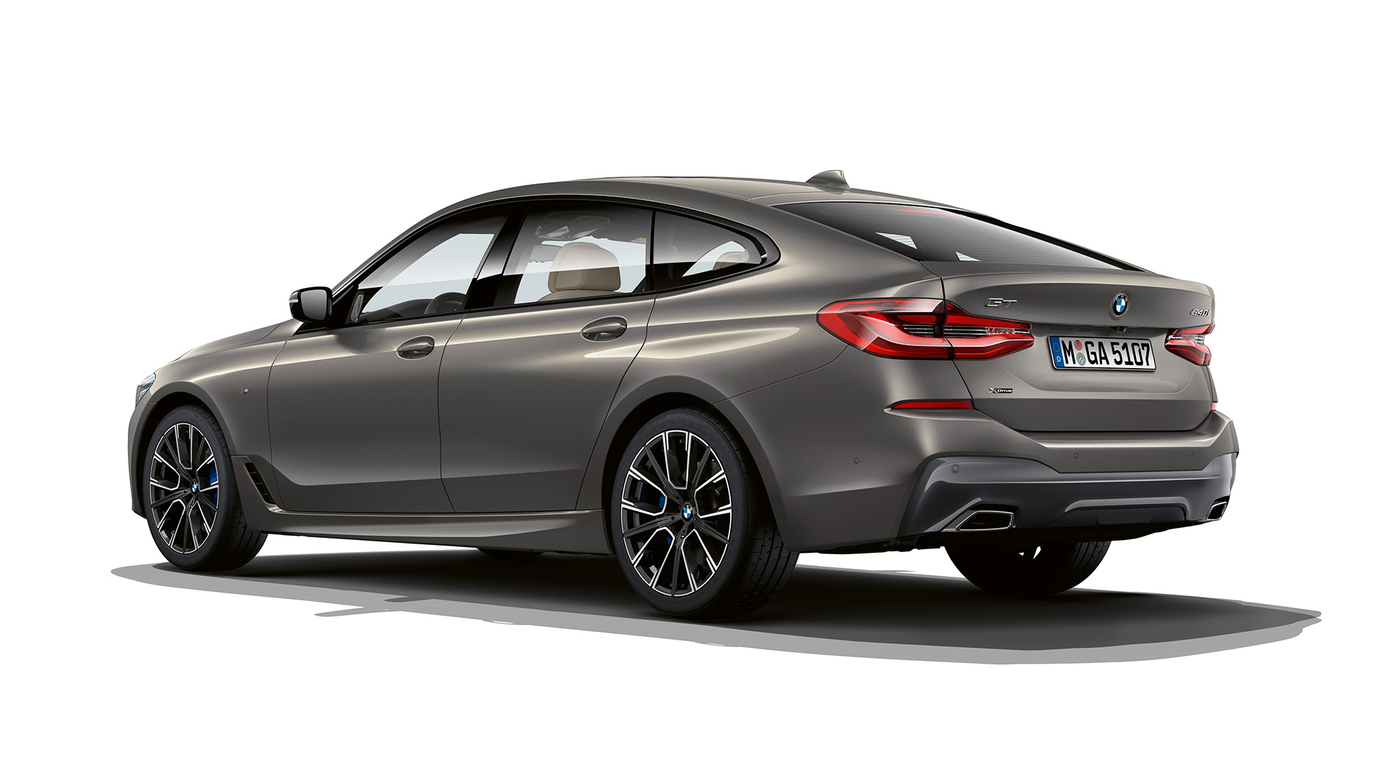 Tył BMW serii 6 Gran Turismo G32 2020 z pakietem sportowym M BMW serii 6 Gran Turismo G32 640i xDrive 2020 z pakietem sportowym M, szary Bernina z efektem bursztynu, tylny półprofil