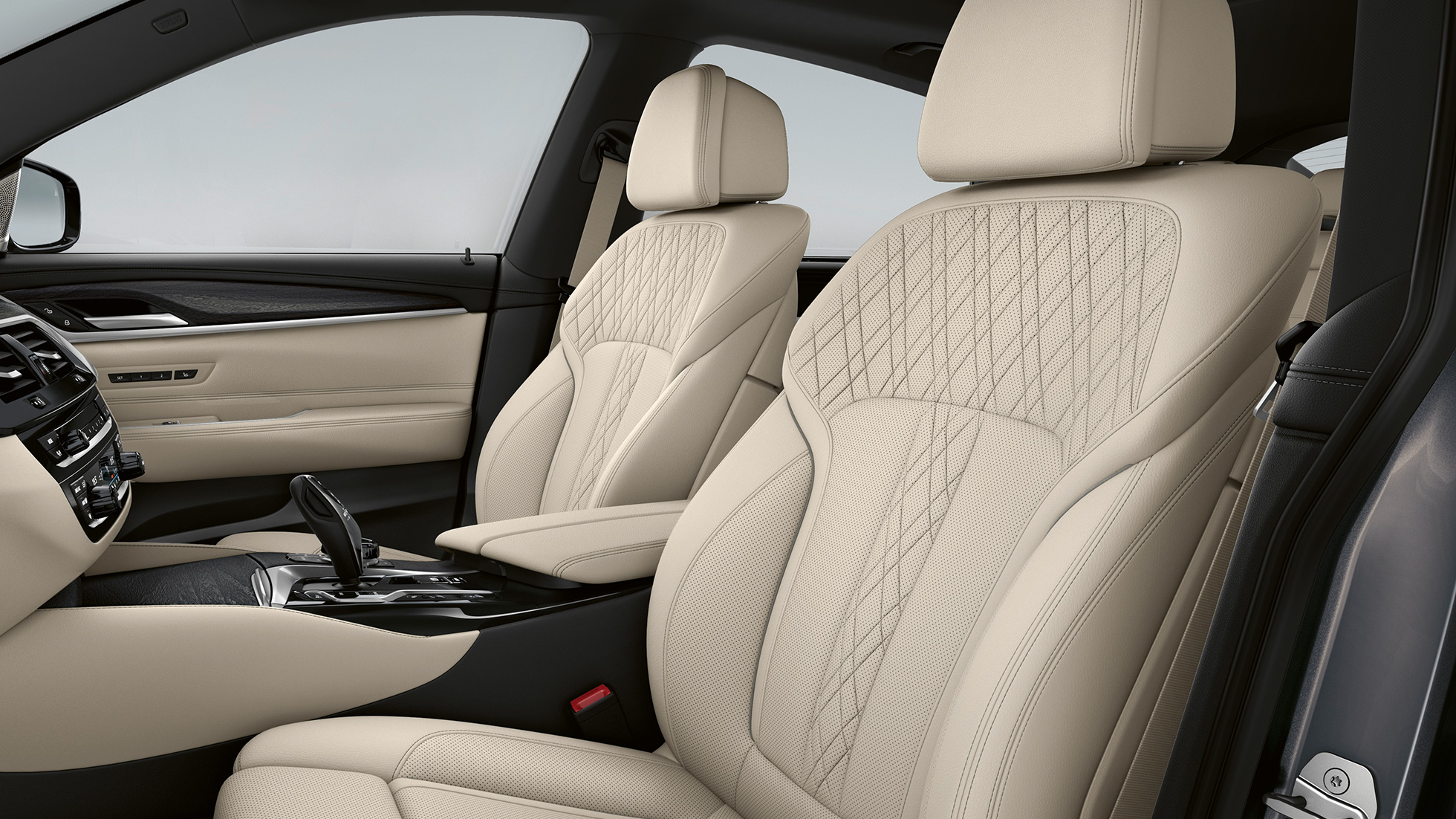 Tapicerka w BMW serii 6 Gran Turismo G32 2020 z pakietem sportowym M Tapicerka z ekskluzywnej skóry Nappa, kość słoniowa, w BMW serii 6 Gran Turismo G32 640i xDrive 2020 z pakietem sportowym M, wnętrze