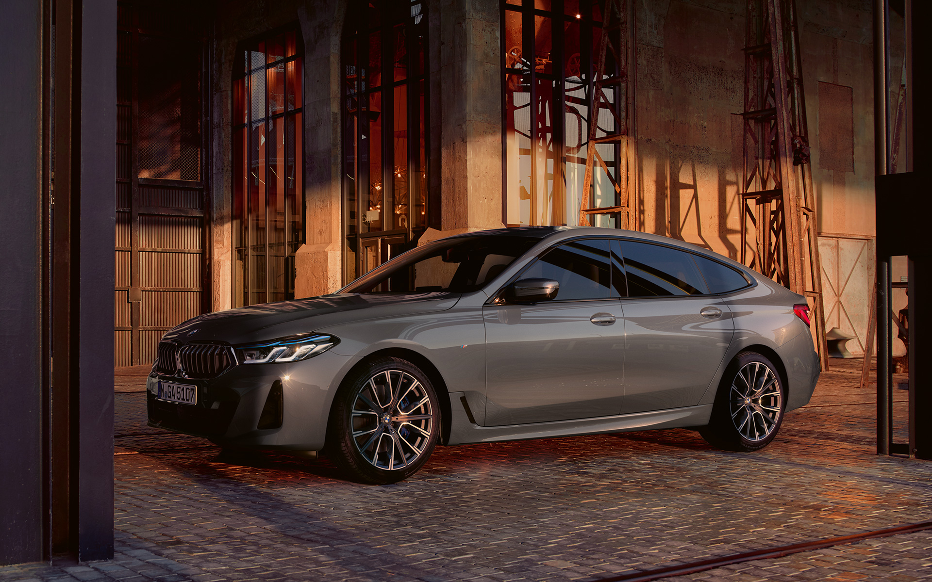 Sylwetka BMW serii 6 Gran Turismo G32 2020 BMW serii 6 Gran Turismo 640i xDrive G32 2020, szary Bernina, widok z boku