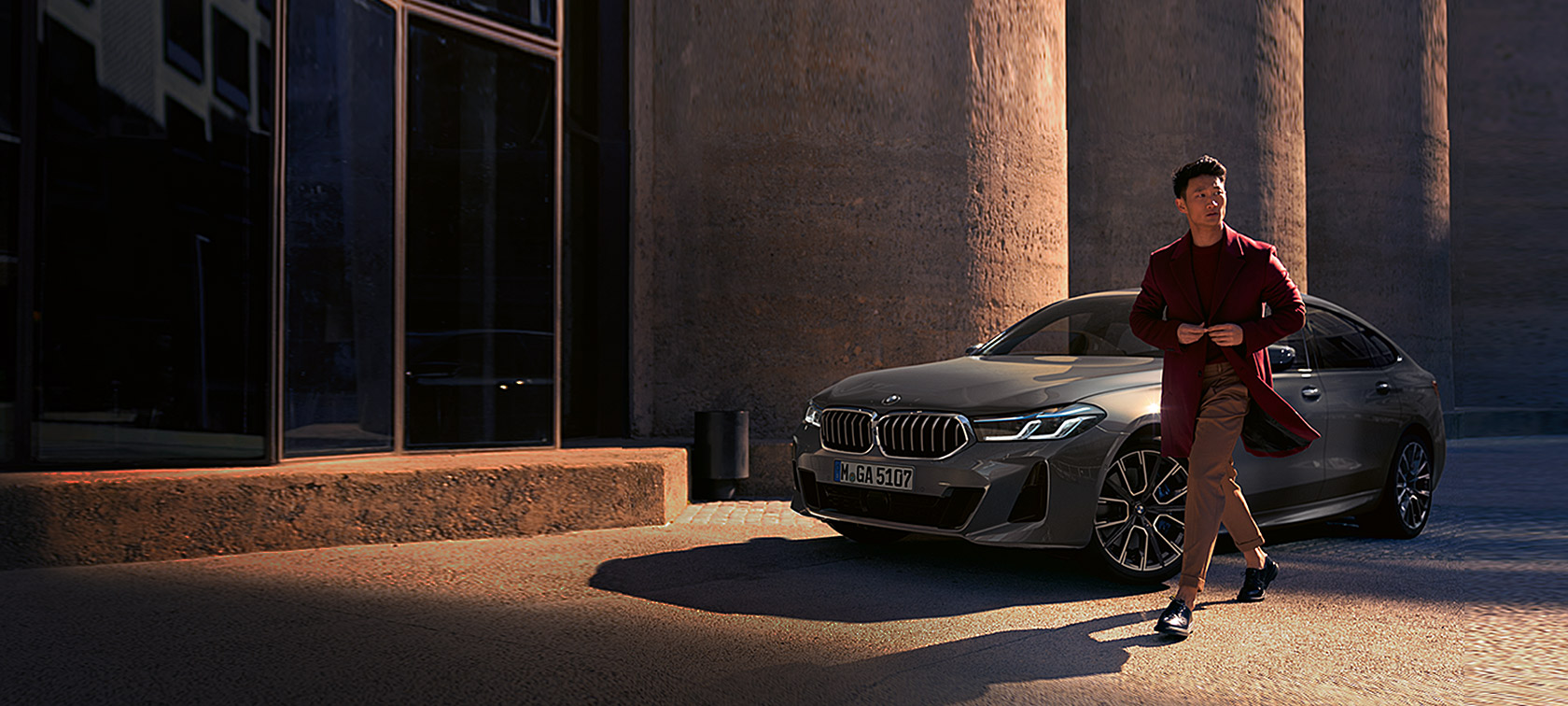 BMW serii 6 Gran Turismo 640i xDrive G32 2020, szary Bernina, mężczyzna stojący przed BMW, przedni półprofil