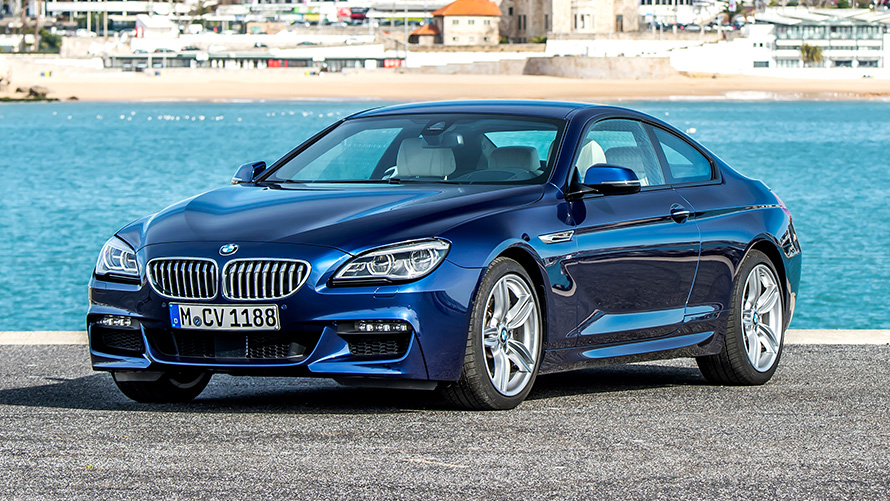 BMW serii 6 Coupé (F13) przedni półprofil na tle plaży BMW serii 6 Coupé (F13) przedni półprofil na tle plaży