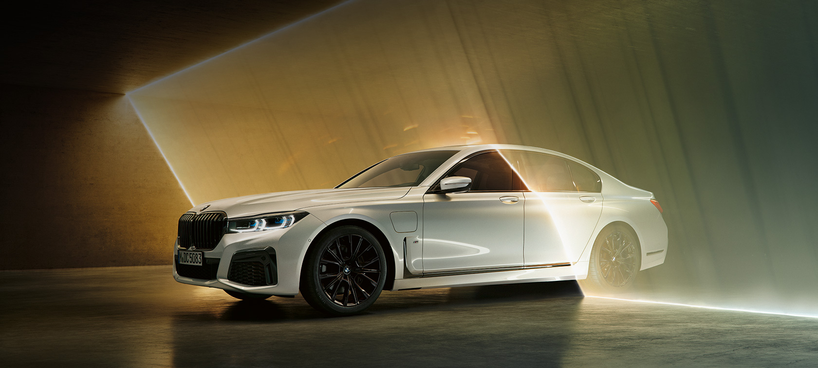 BMW serii 7 Limuzyna, białe, przedni półprofil BMW serii 7 Limuzyna: białe BMW w przednim półprofilu w promieniach światła