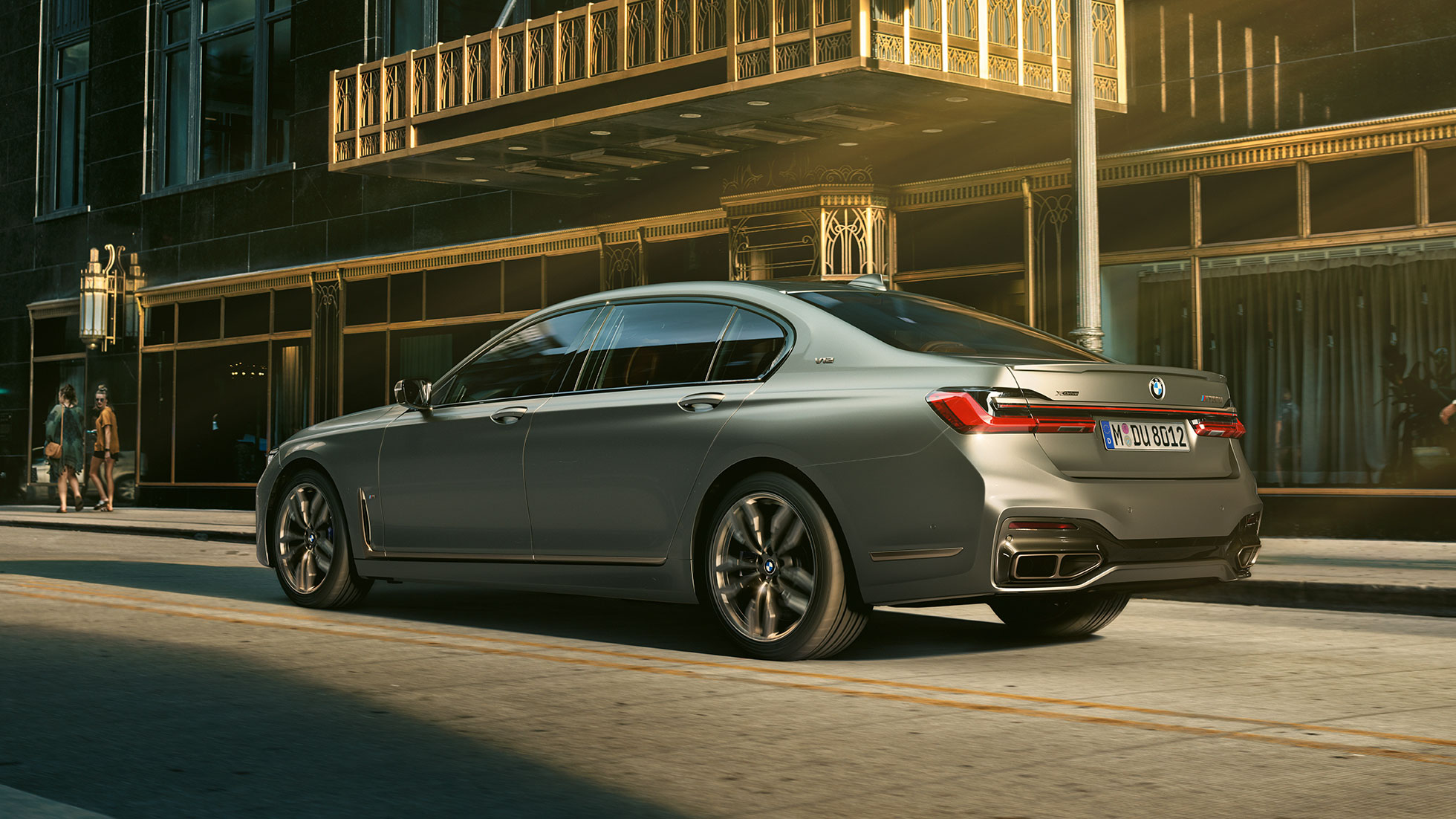 BMW M760Li xDrive z silnikiem V12 BMW M760Li xDrive w widoku bocznym od tyłu na tle wieżowców