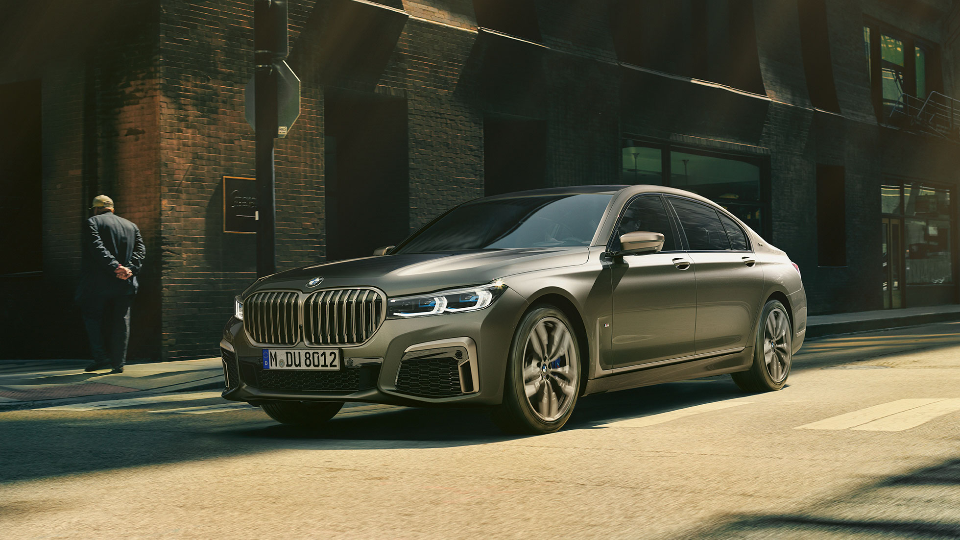 BMW M760Li xDrive na tle miasta BMW M760Li xDrive w widoku bocznym z przodu na ulicy w mieście