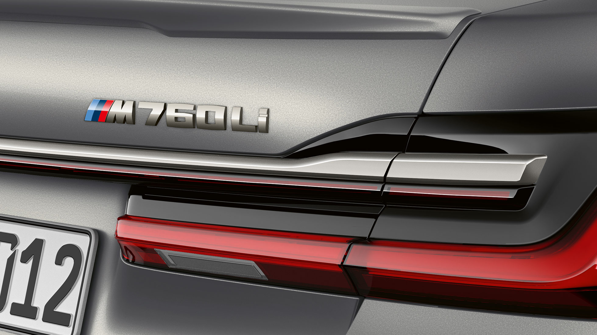 BMW serii 7 Limuzyna: zbliżenie na znaczek BMW M760Li BMW serii 7 Limuzyna: zbliżenie na tylny znaczek M760Li