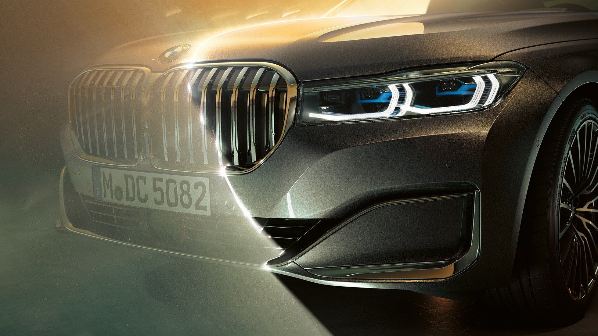 BMW serii 7 Limuzyna, atrapa chłodnicy i światła laserowe BMW serii 7 Limuzyna: zbliżenie na przód z dużą atrapą chłodnicy i światłami laserowymi