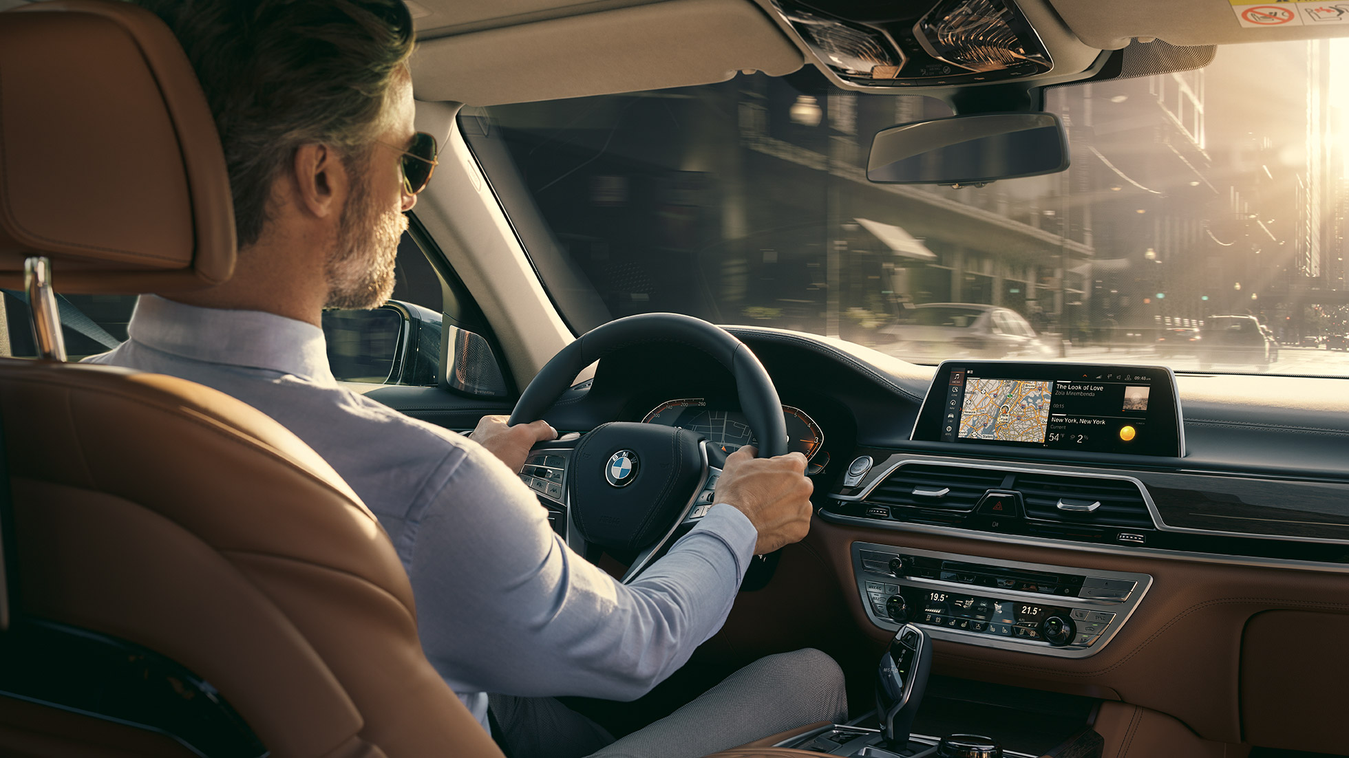 BMW serii 7 Limuzyna, łączność BMW serii 7 Limuzyna: mężczyzna w BMW korzysta z funkcji łączności