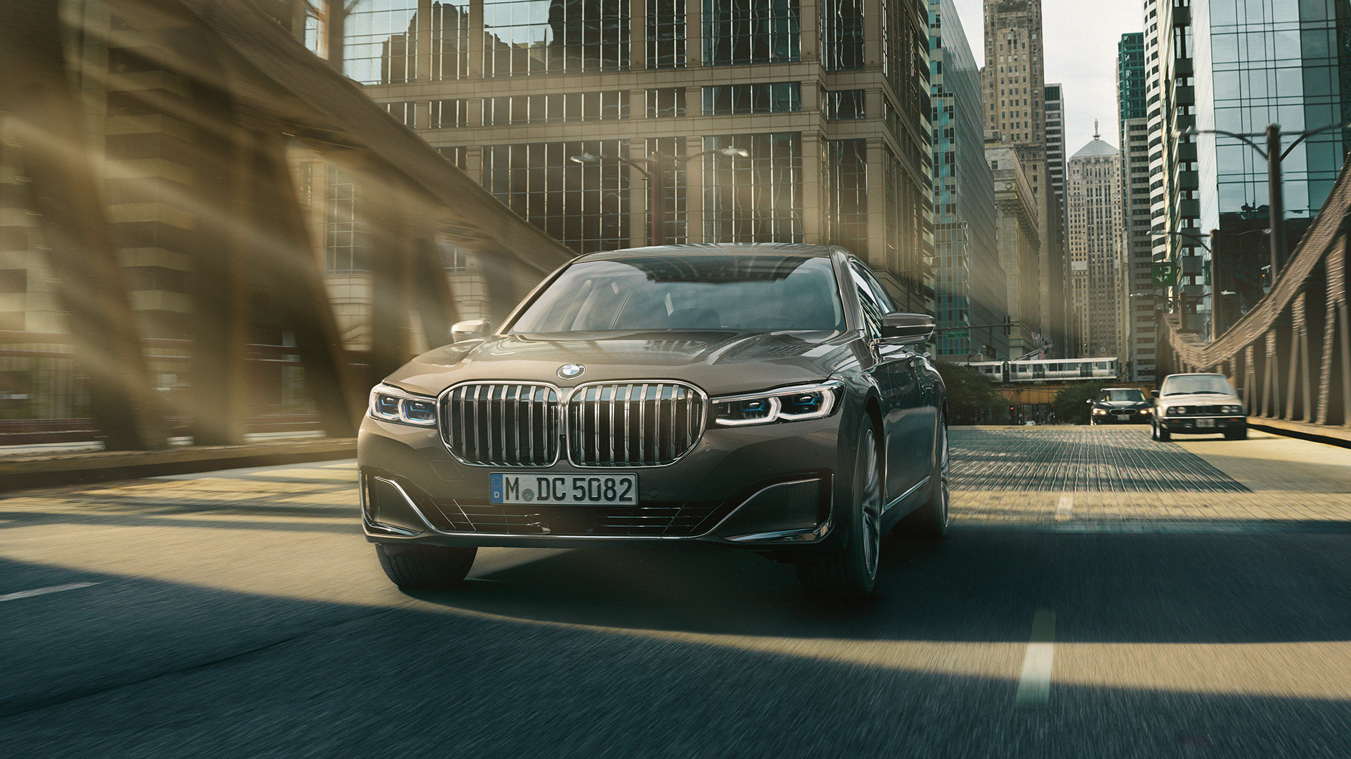 BMW serii 7 Limuzyna, systemy wspomagające kierowcę Systemy wspomagające kierowcę: BMW serii 7 Limuzyna podczas jazdy w mieście