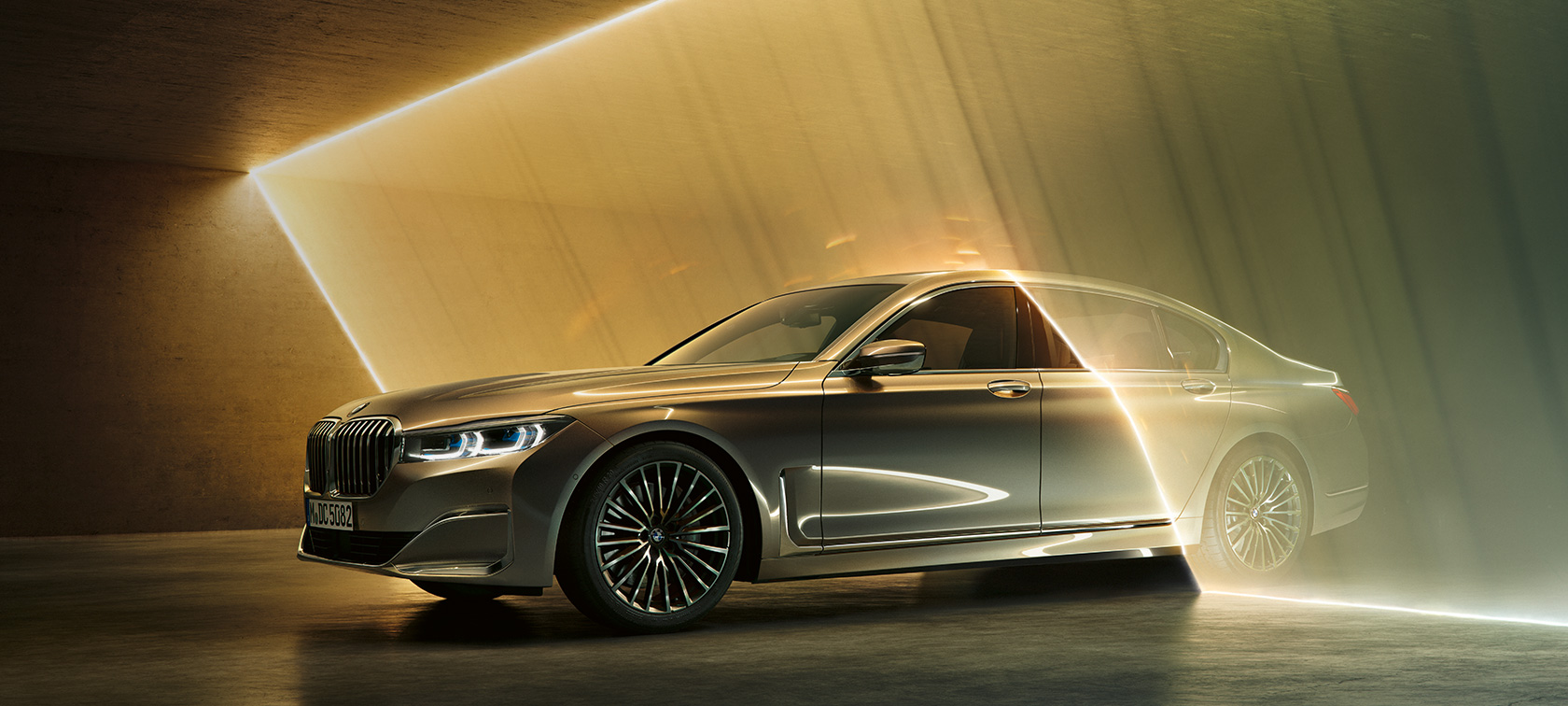 BMW serii 7 Limuzyna, luksusowa limuzyna, w przednim półprofilu BMW serii 7 Limuzyna, luksusowa limuzyna: szare BMW w przednim półprofilu w promieniach światła