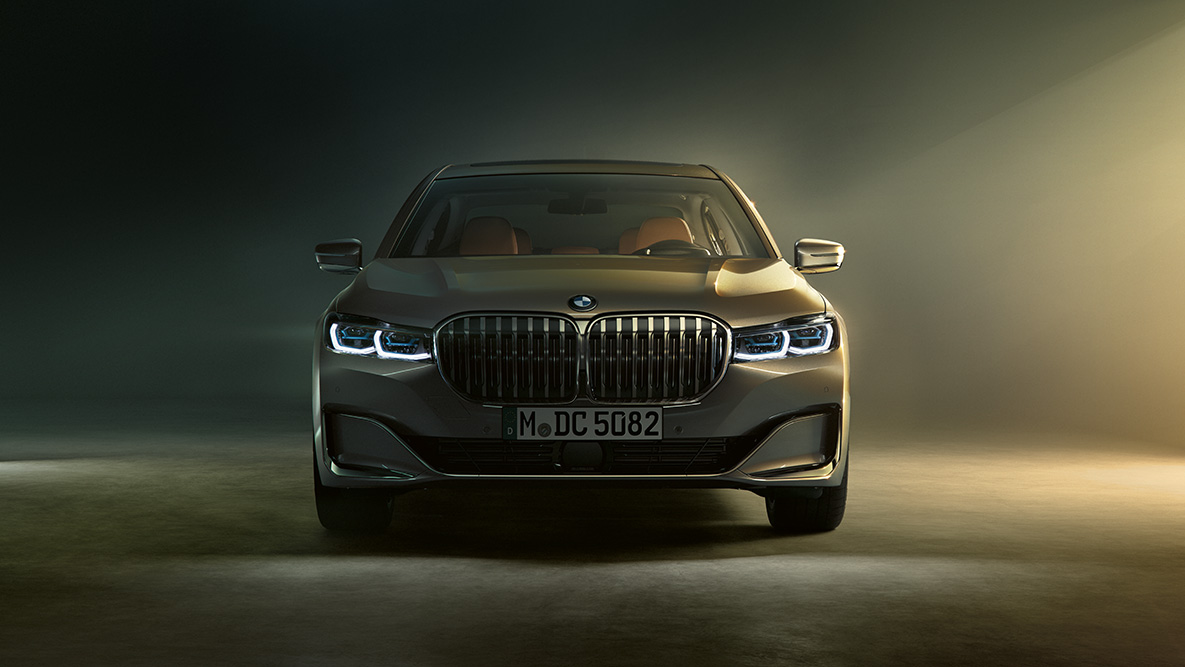 BMW serii 7 Limuzyna, widok z przodu BMW serii 7 Limuzyna: widok z przodu w przyciemnionym świetle