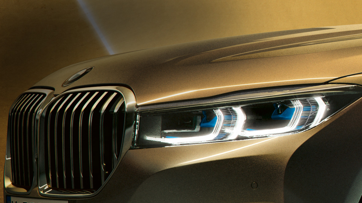 BMW serii 7 Limuzyna, światła laserowe BMW serii 7 Limuzyna: zbliżenie na światła laserowe z niebiesko-białym światłem