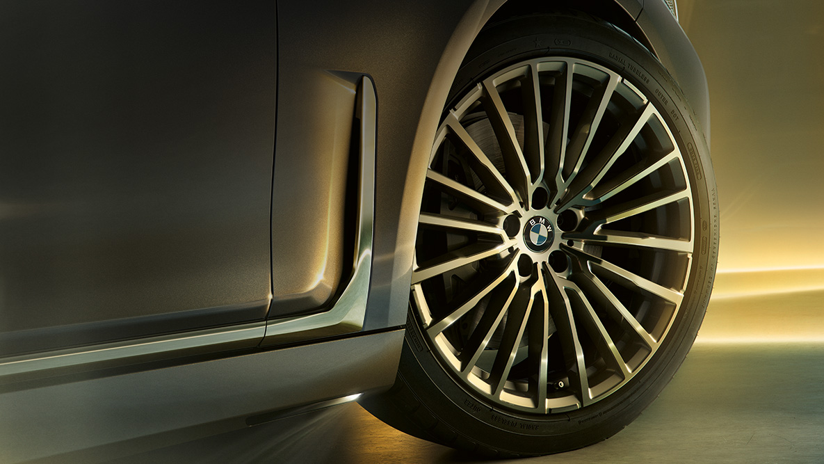 BMW serii 7 Limuzyna, koła Multi Spoke BMW serii 7 Limuzyna: zbliżenie na koła Multi Spoke