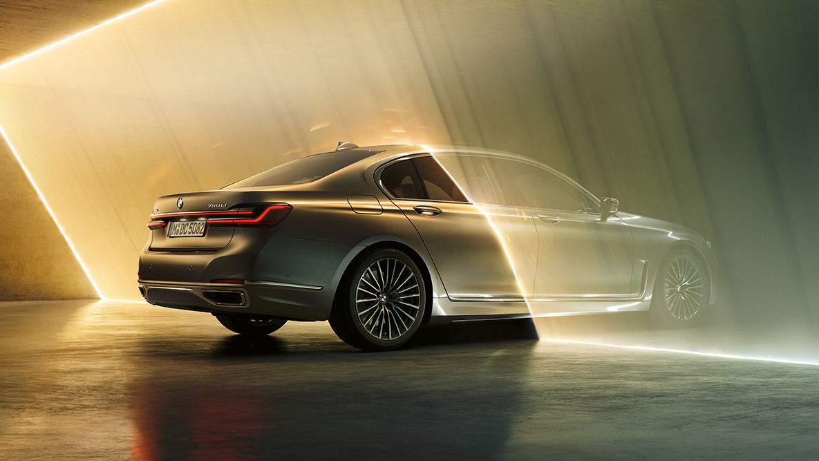BMW serii 7 Limuzyna w kolorze szarym Bernina BMW serii 7 Limuzyna w kolorze szarym Bernina w tylnym półprofilu w promieniach światła