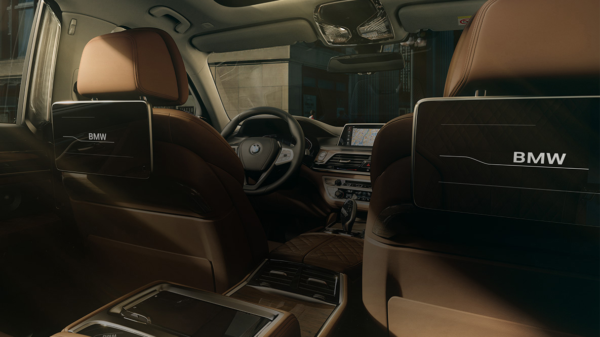 System rozrywki z tyłu w BMW serii 7 Limuzyna BMW serii 7 Limuzyna: ujęcie od tyłu na system rozrywki z tyłu z ekranami dotykowymi HD