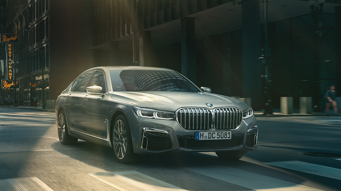 System asystujący kierowcy Professional w BMW serii 7 Limuzyna System asystujący kierowcy Professional: przedni półprofil BMW serii 7 Limuzyna jadącego przez miasto