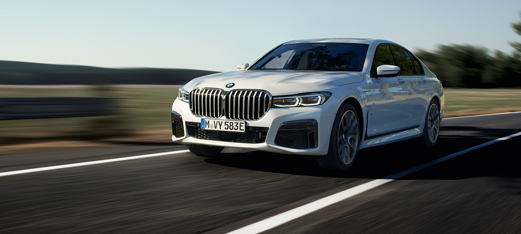 Hybryda plug-in BMW serii 7 Limuzyna G11 G12 przedni półprofil podczas jazdy Hybryda plug-in BMW serii 7 Limuzyna G11 G12 przedni półprofil podczas jazdy ulicą