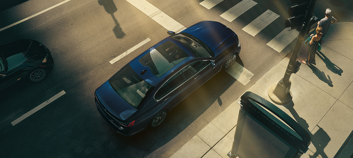 BMW Individual serii 7 Limuzyna w widoku z góry Czerwone BMW Individual serii 7 Limuzyna w widoku z góry