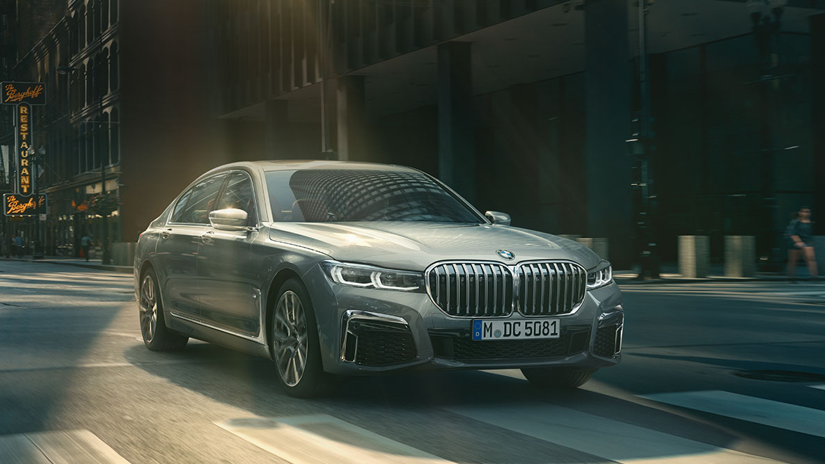 System asystujący kierowcy Professional: przedni półprofil BMW serii 7 Limuzyna podczas jazdy w miejskiej scenerii System asystujący kierowcy Professional w BMW serii 7 Limuzyna