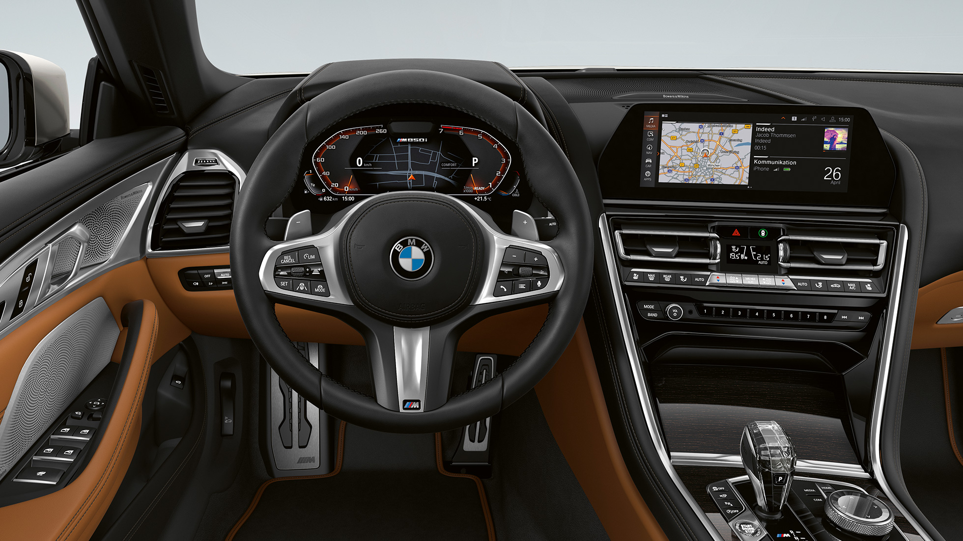 BMW M850i xDrive, biel mineralna metalizowana, kokpit z kierownicą skórzaną M. BMW M850i xDrive, biel mineralna metalizowana, kokpit z kierownicą skórzaną M.