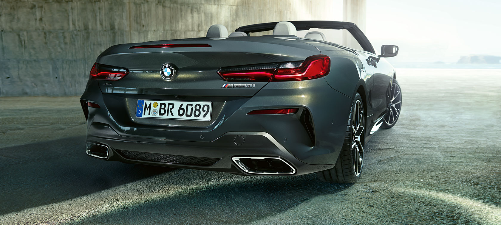BMW M850i xDrive, szary drawit metalizowany, tylny półprofil. BMW M850i xDrive, szary drawit metalizowany, tylny półprofil.