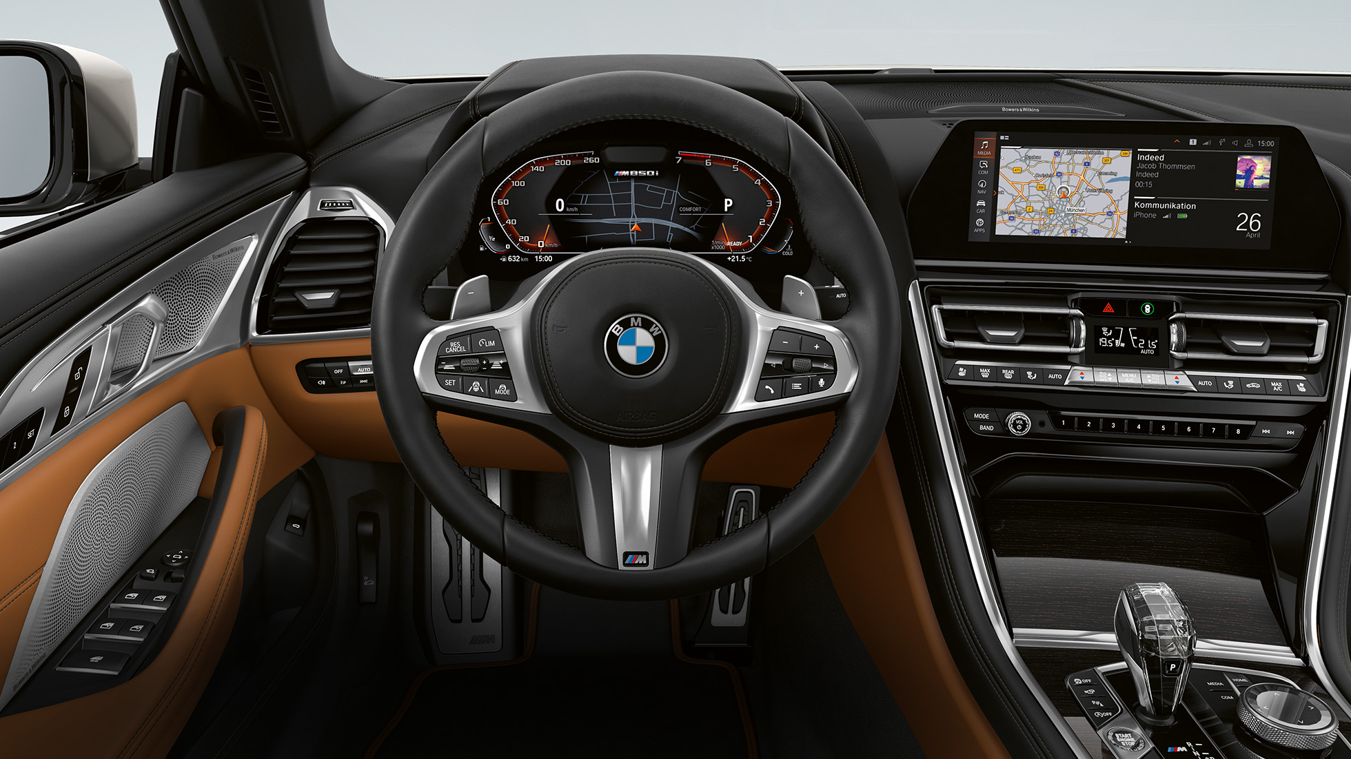 BMW M850i xDrive, kierownica skórzana M z łopatkami zmiany biegów i przyciskami wielofunkcyjnymi. BMW M850i xDrive, kierownica skórzana M z łopatkami zmiany biegów i przyciskami wielofunkcyjnymi.