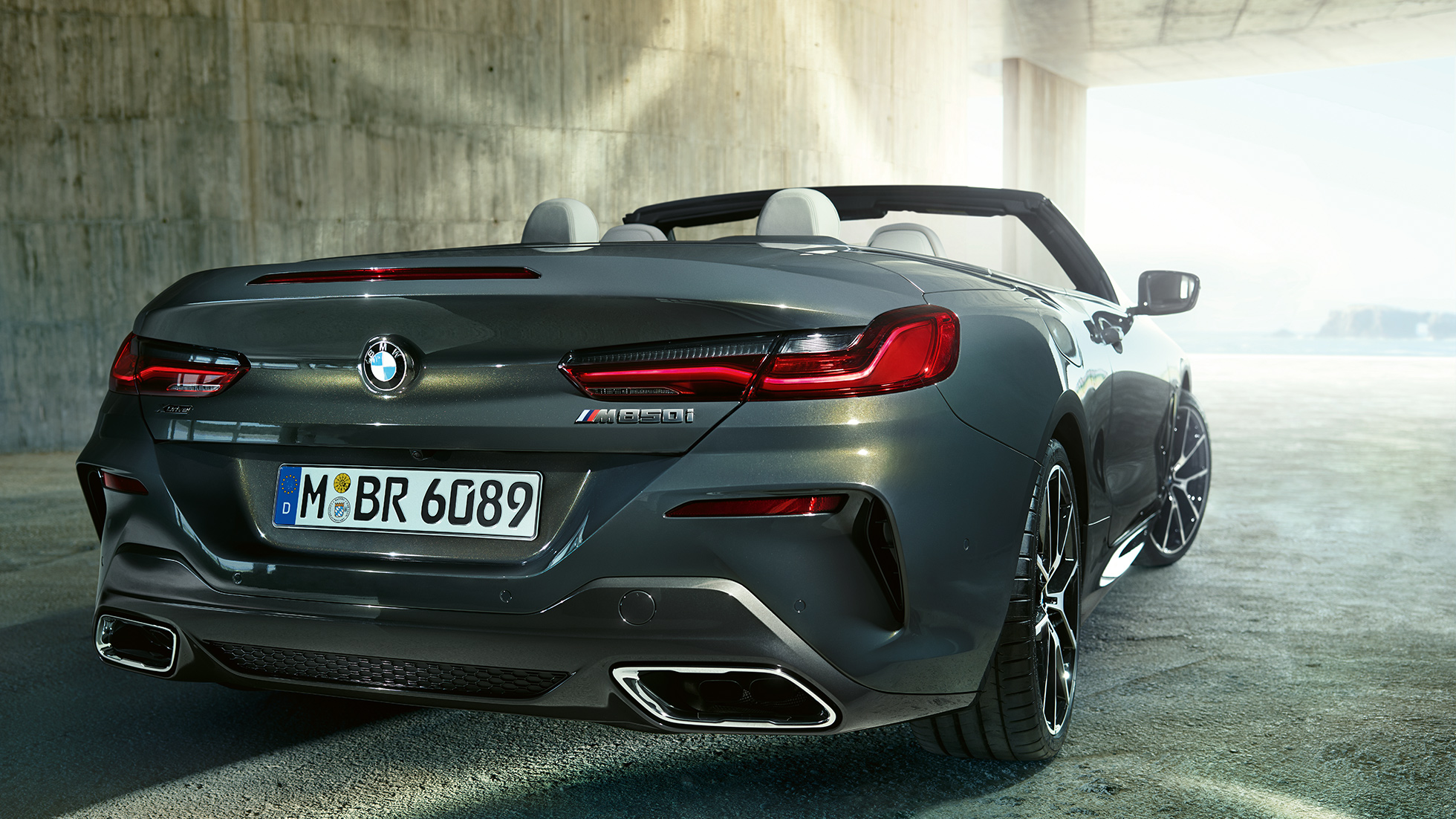 BMW M850i xDrive, szary drawit metalizowany, prawy tylny półprofil BMW M850i xDrive, szary drawit metalizowany, prawy tylny półprofil.