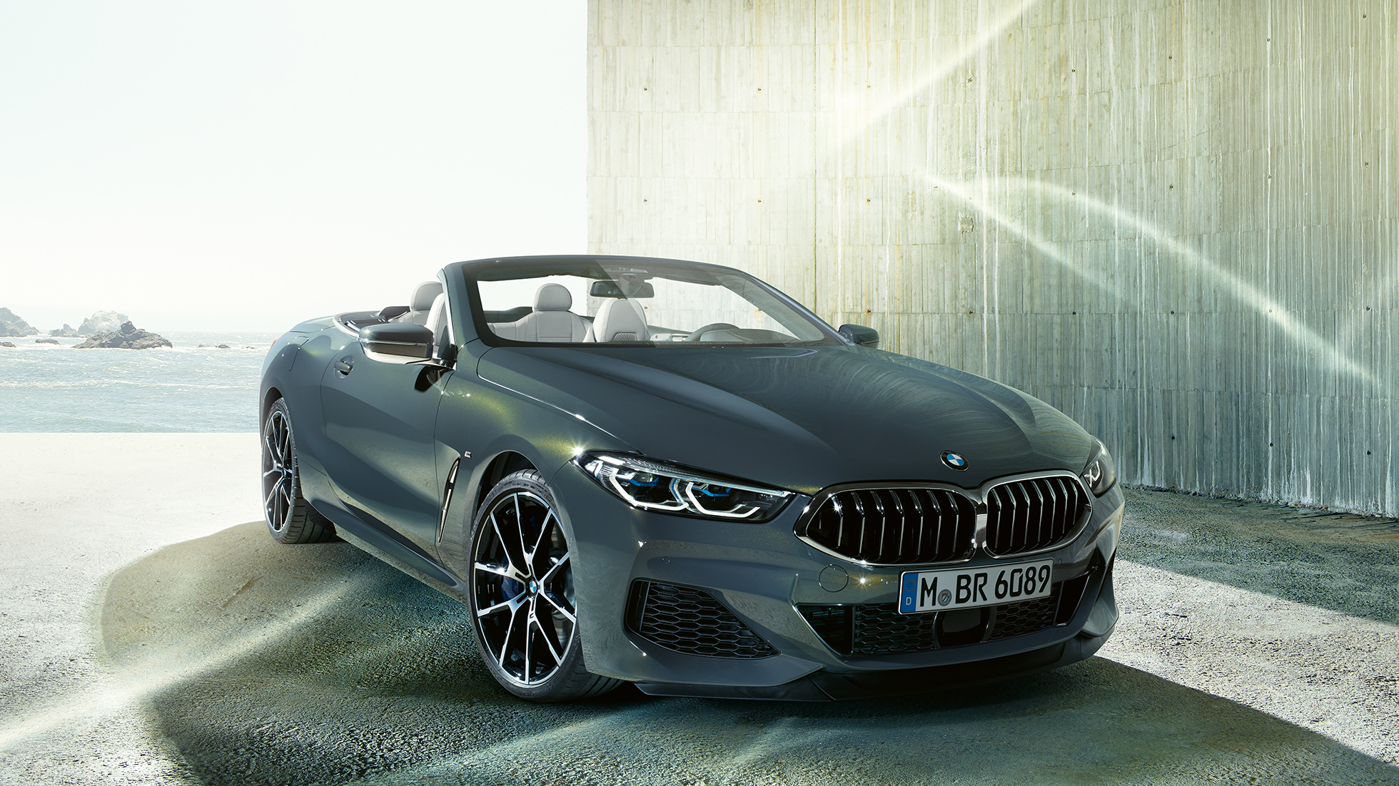 BMW M850i xDrive, szary drawit metalizowany, lewy przedni półprofil. BMW M850i xDrive, szary drawit metalizowany, lewy przedni półprofil.