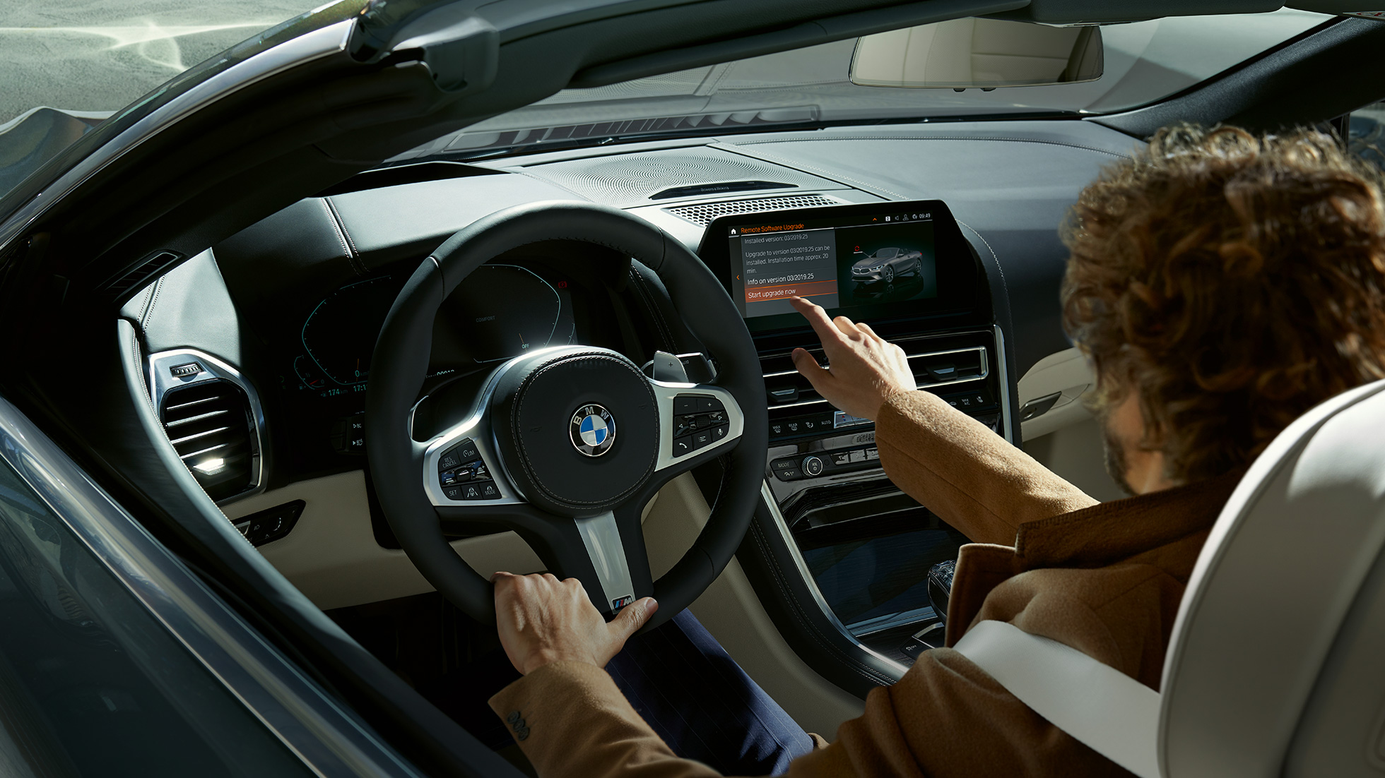 BMW M850i xDrive, kierowca obsługuje dotykowo BMW Live Cockpit Professional. BMW M850i xDrive, kierowca obsługuje dotykowo BMW Live Cockpit Professional.