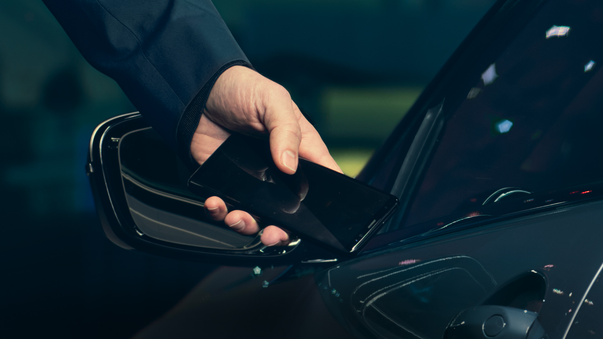 BMW M850i xDrive, kierowca otwiera pojazd za pomocą smartfona przez Digital Key. BMW M850i xDrive, kierowca otwiera pojazd za pomocą smartfona przez Digital Key.