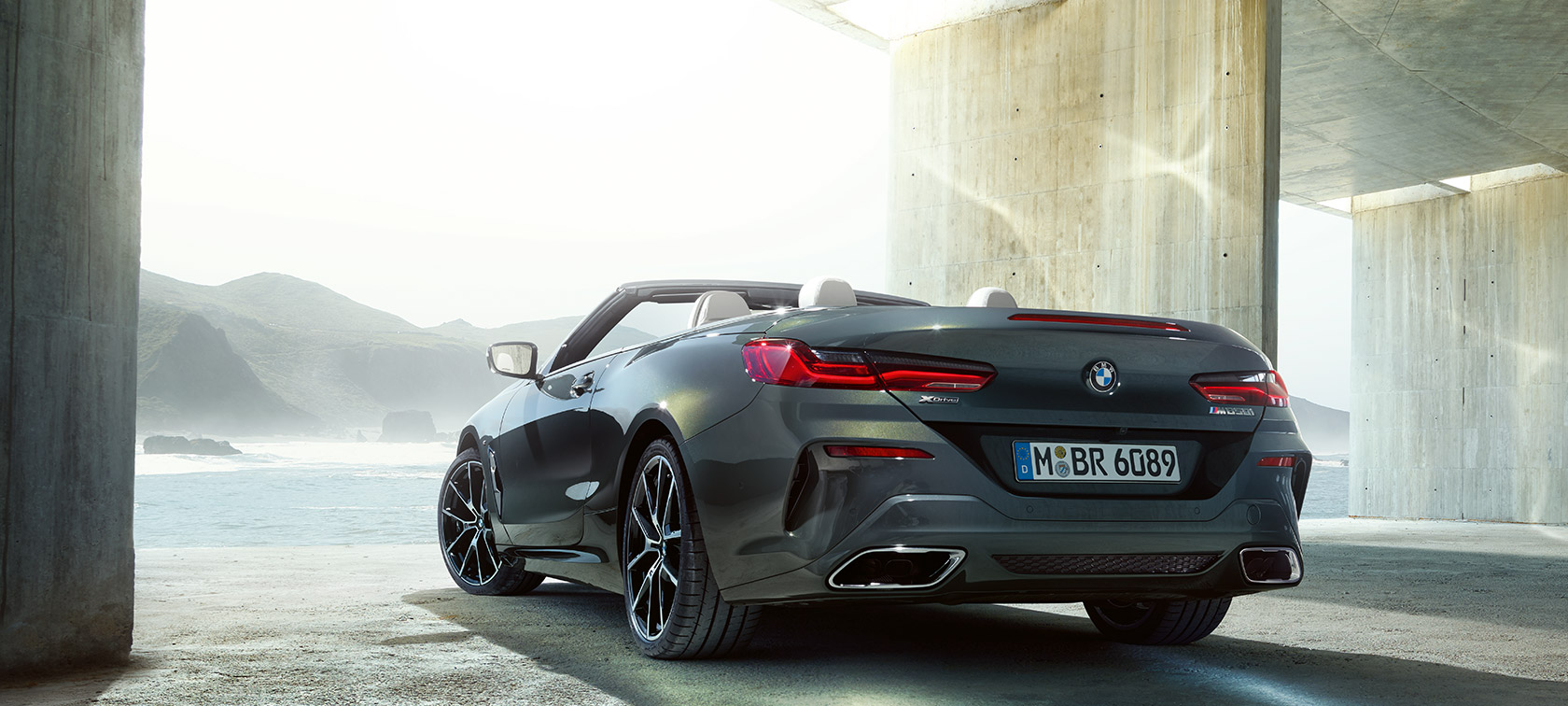 BMW M850i xDrive, szary drawit metalizowany, lewy tylny półprofil. BMW M850i xDrive, szary drawit metalizowany, lewy tylny półprofil.