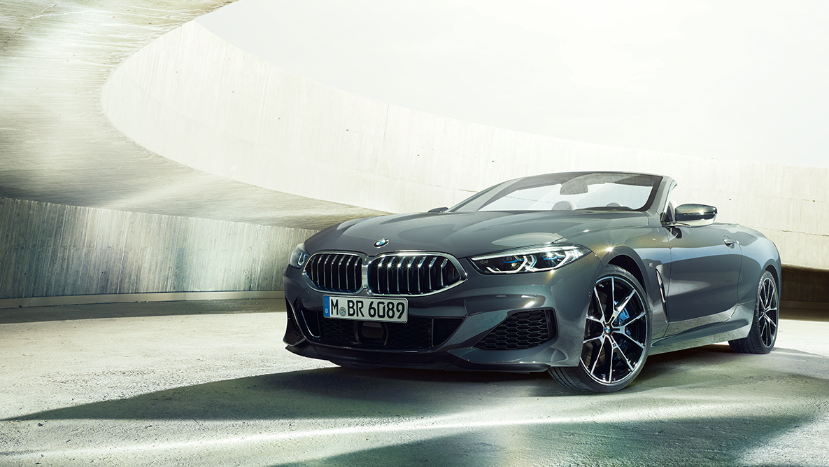 BMW M850i xDrive, szary drawit metalizowany, prawy przedni półprofil. BMW M850i xDrive, szary drawit metalizowany, prawy przedni półprofil.