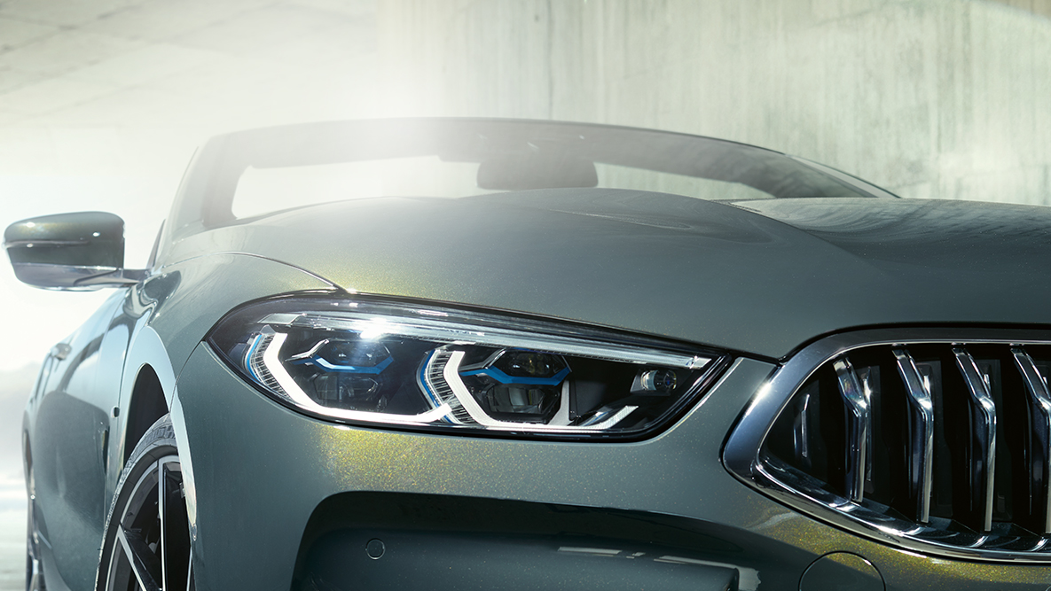 BMW M850i xDrive, szary drawit metalizowany, przód ze światłami laserowymi BMW z lewej. BMW M850i xDrive, szary drawit metalizowany, przód ze światłami laserowymi BMW z lewej.