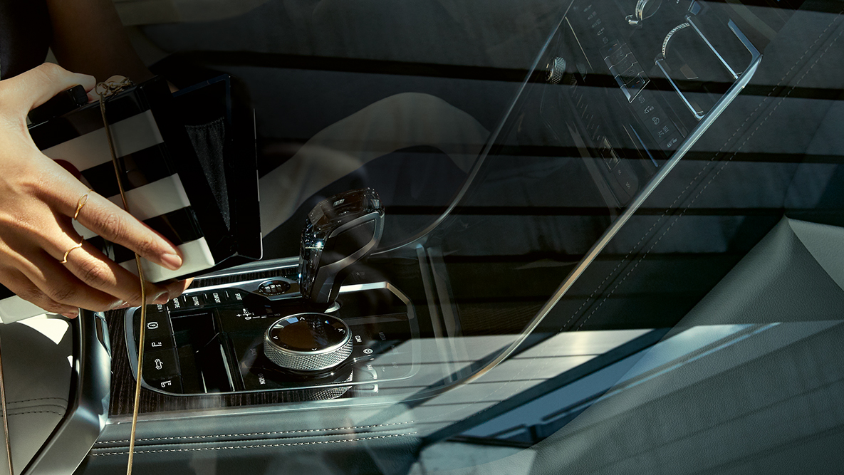 BMW M850i xDrive, wnętrze, aplikacja szklana „CraftedClarity”, kobieta z otwartą torebką. BMW M850i xDrive, wnętrze, aplikacja szklana „CraftedClarity”, kobieta z otwartą torebką.