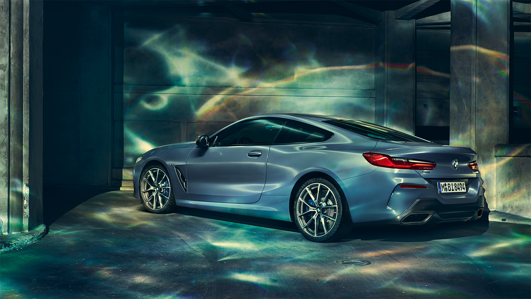 BMW serii 8, przód trzy czwarte Zdjęcie trzy czwarte BMW serii 8 Coupé podczas postoju w miejskiej scenerii.