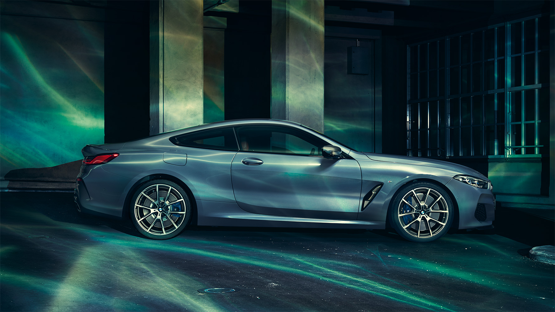 BMW serii 8, widok boczny Zdjęcie BMW serii 8 Coupé podczas postoju w nocnej miejskiej scenerii.
