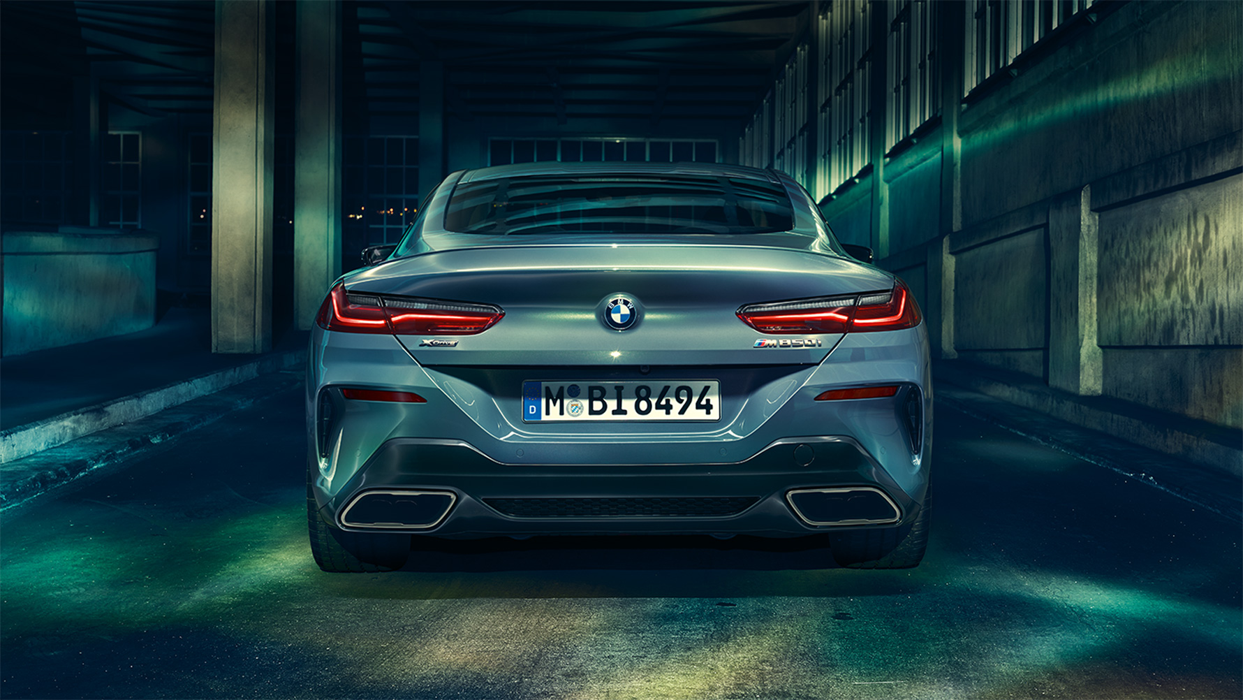 BMW serii 8 Coupé, widok z tyłu Zdjęcie tyłu BMW serii 8 Coupé w nocnej miejskiej scenerii.