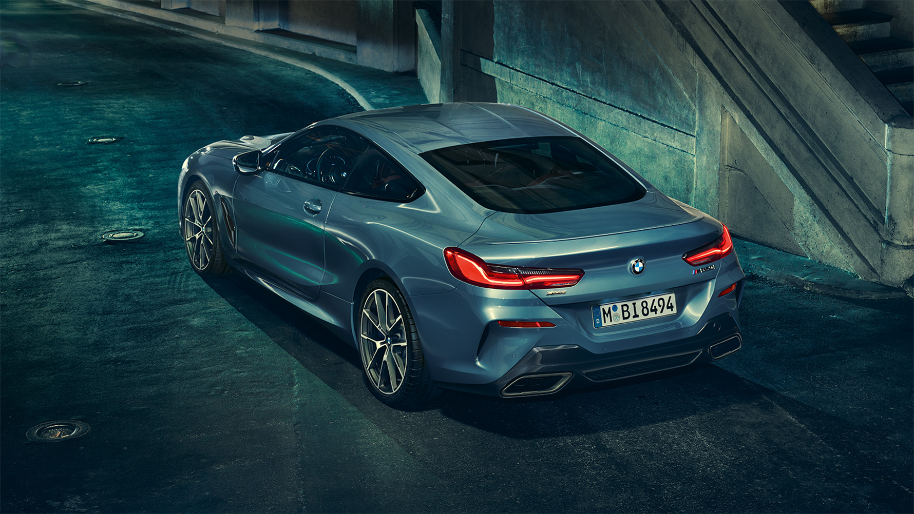 BMW serii 8 Coupé, tył trzy czwarte Zdjęcie trzy czwarte tyłu BMW serii 8 Coupé w nocnej miejskiej scenerii.