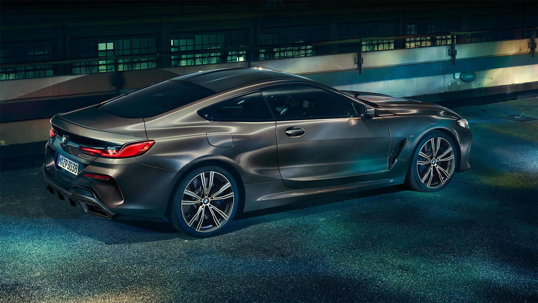 Zdjęcie boku BMW serii 8 Coupé z wyposażeniem BMW Individual podczas postoju w nocnej miejskiej scenerii. Zdjęcie boku BMW serii 8 Coupé z wyposażeniem BMW Individual podczas postoju w nocnej miejskiej scenerii.