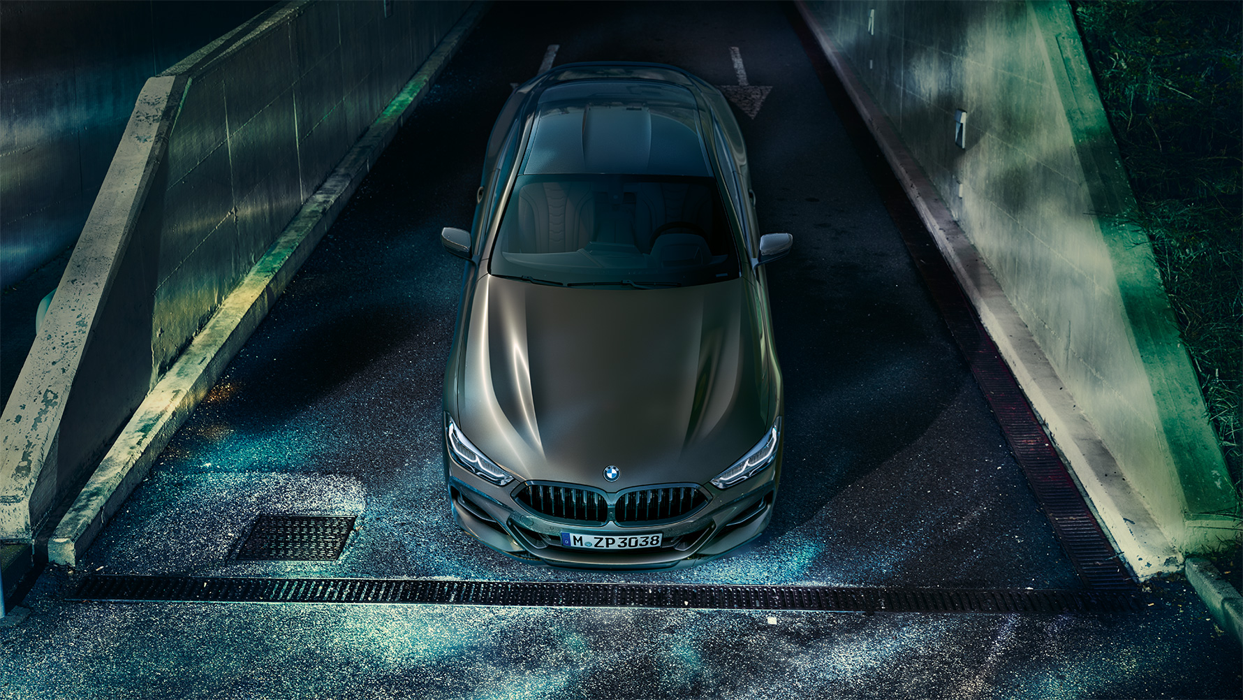 Zdjęcie przodu BMW serii 8 Coupé z wyposażeniem BMW Individual podczas postoju w nocnej miejskiej scenerii. Zdjęcie przodu BMW serii 8 Coupé z wyposażeniem BMW Individual podczas postoju w nocnej miejskiej scenerii.