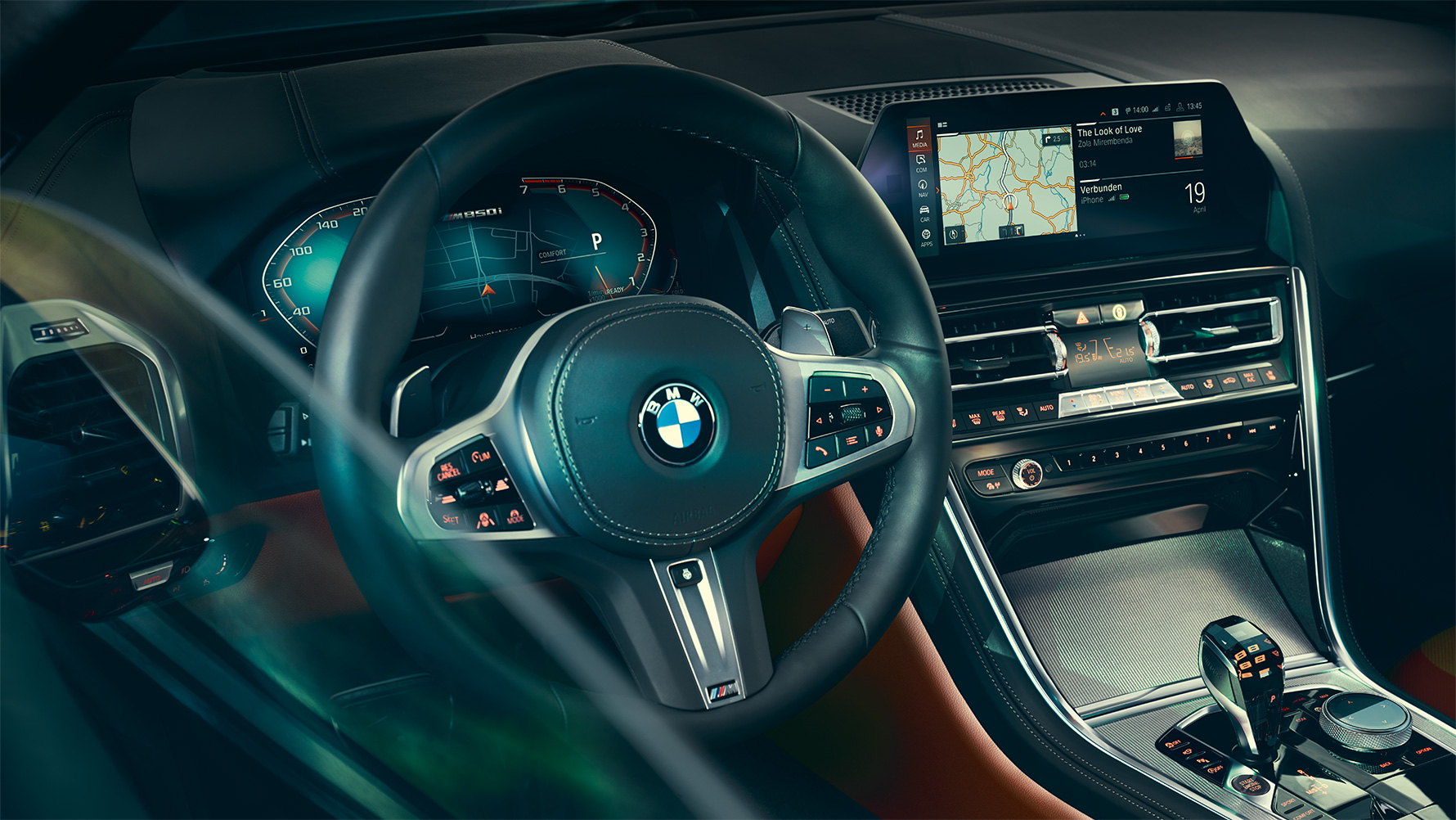BMW serii 8 Coupé, kokpit Zbliżenie wnętrza BMW serii 8 Coupé z kierownicą.