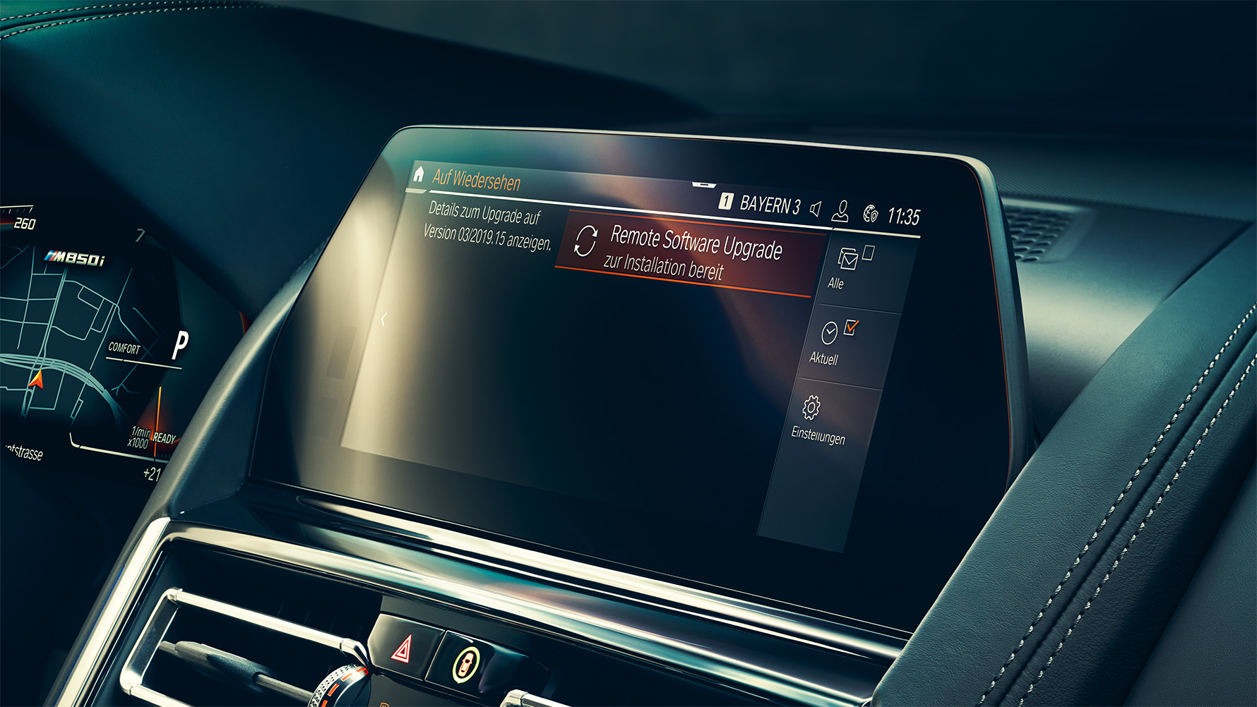 BMW serii 8 Coupé, kokpit Wnętrze BMW serii 8 Coupé z monitorem pokładowym i zdalną aktualizacją oprogramowania.