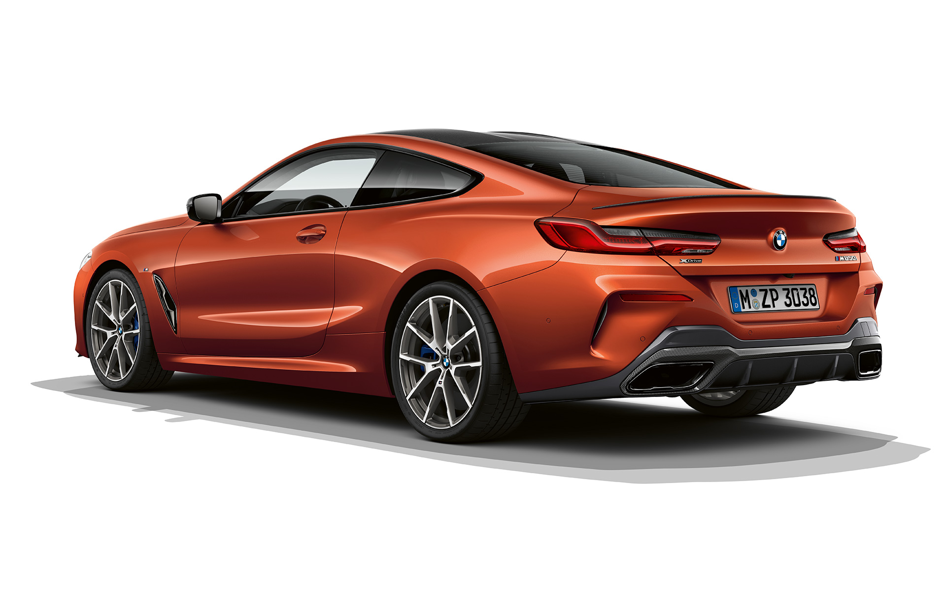 BMW serii 8 Coupé, metalizowany lakier w kolorze pomarańczowego zachodu słońca Zdjęcie BMW serii 8 Coupé w metalizowanym lakierze w kolorze pomarańczowego zachodu słońca podczas postoju na białym tle.