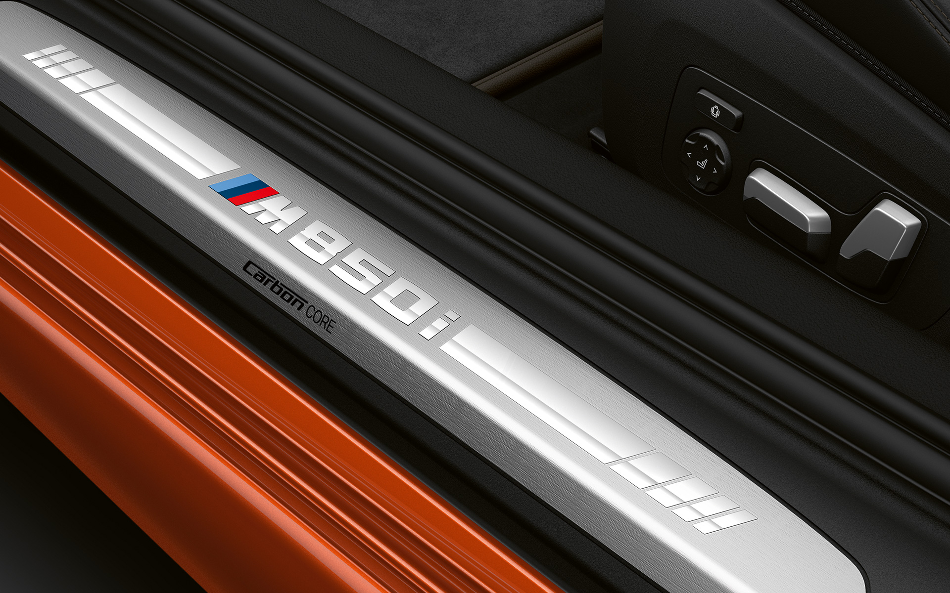 BMW serii 8 Coupé, listwy progowe M850i Zbliżenie listew progowych BMW serii 8 Coupé z logo M850i.