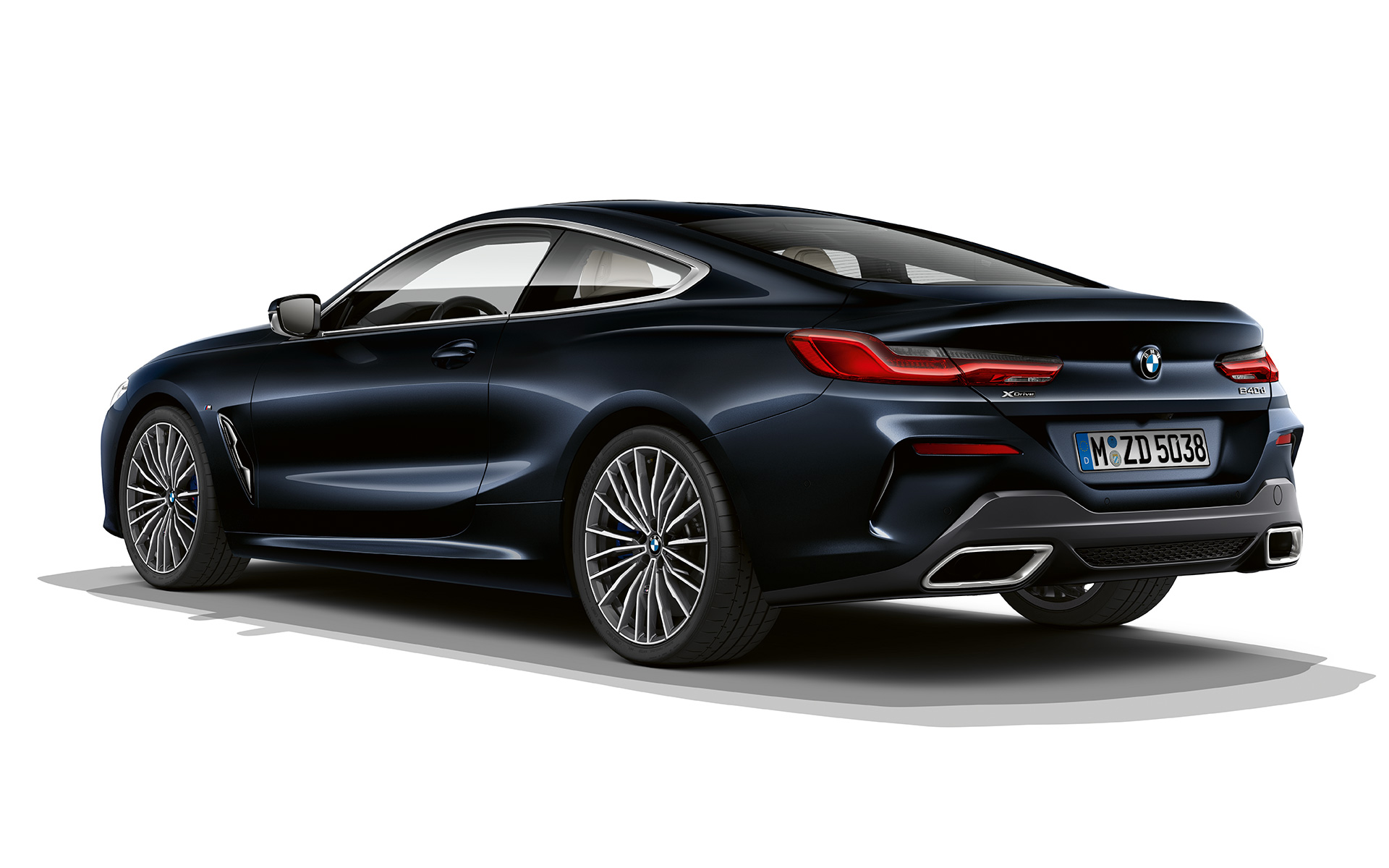 BMW serii 8 Coupé, lakier metalizowany w kolorze czarnego karbonu Zdjęcie BMW serii 8 Coupé w metalizowanym lakierze w kolorze czarnego karbonu podczas postoju na białym tle.