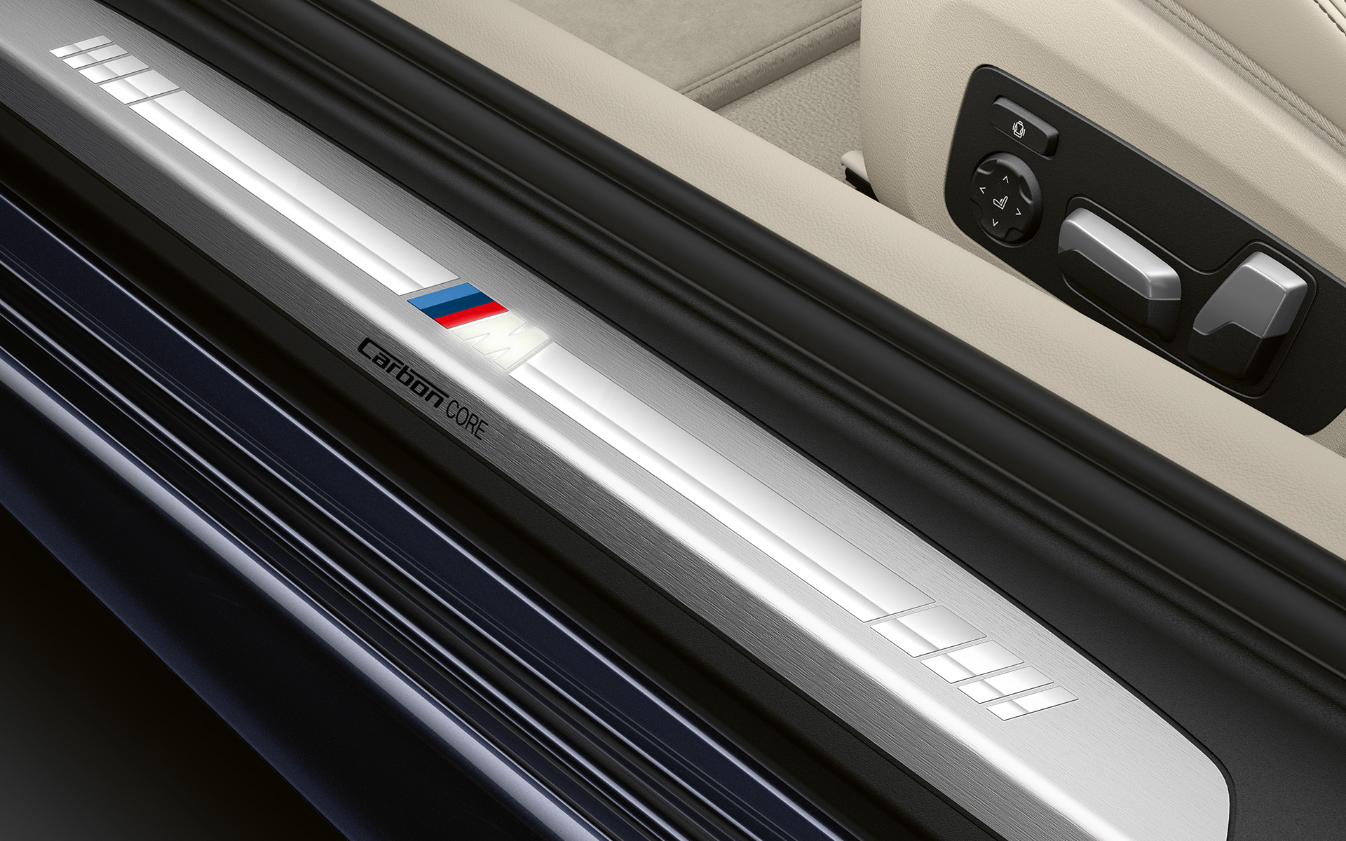 BMW serii 8 Coupé, listwa progowa z logo M Zbliżenie listew progowych BMW serii 8 Coupé z logo M.
