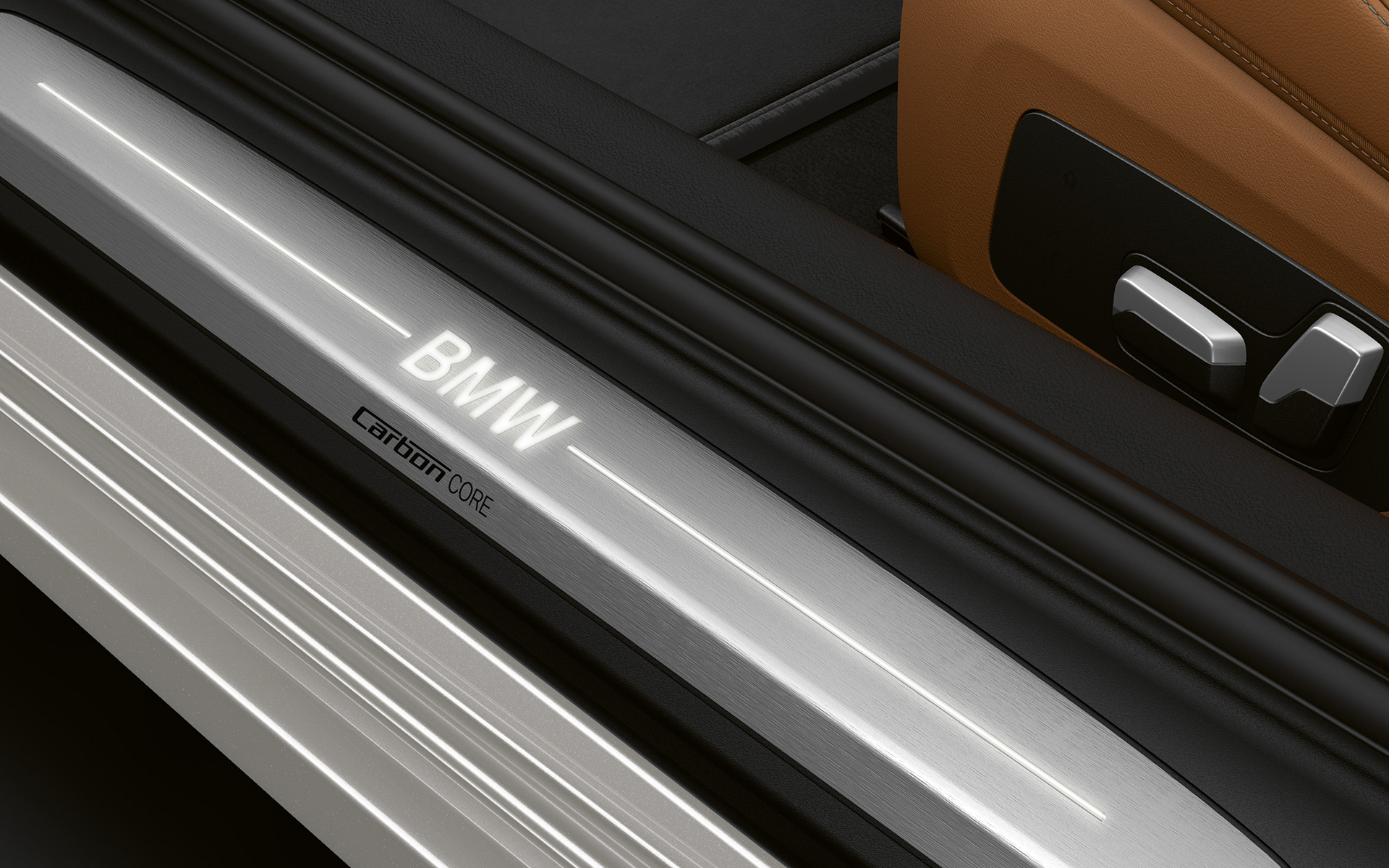 BMW serii 8 Coupé, listwa progowa z logo BMW Zbliżenie listew progowych BMW serii 8 Coupé z logo BMW.