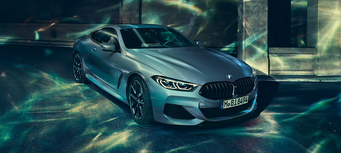BMW M850i Coupé First Edition, przedni półprofil Zdjęcie z przedniego półprofilu BMW M850i Coupé First Edition w miejskim otoczeniu.