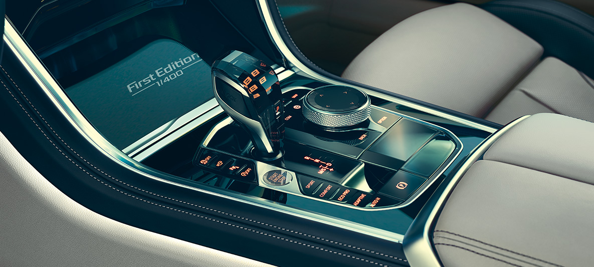 BMW M850i Coupé First Edition, konsola środkowa Zbliżenie na konsolę środkową BMW M850i Coupé First Edition