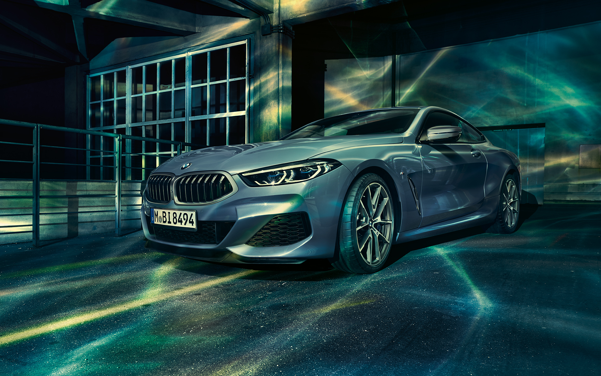 BMW serii 8 Coupé, przód trzy czwarte Zdjęcie przód trzy czwarte BMW serii 8 Coupé podczas postoju w miejskiej scenerii.